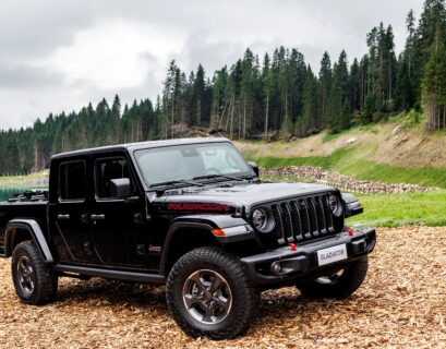 Black Jeep Gladiator